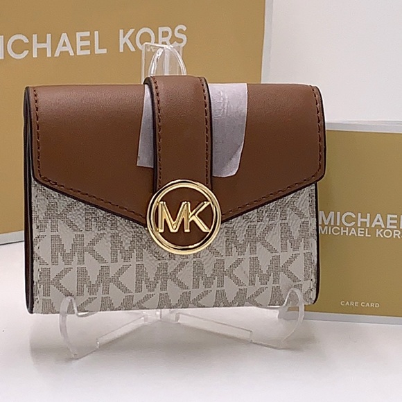 NWT MICHAEL KORS CARMEN MEDIUM FLAP BIFOLD WALLET VANILLA SIGNATURE COLOR - Picture 1 of 13